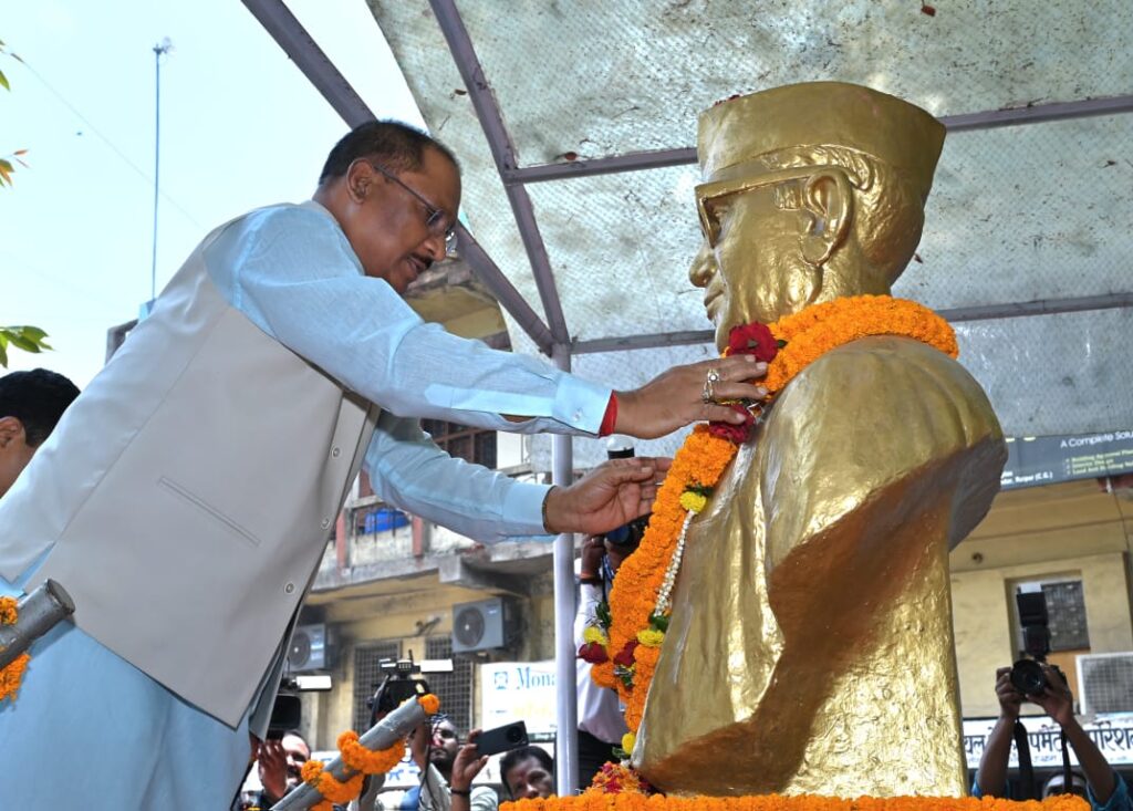 CM VISHNU DEV SAI GARLANDED THE STATUE