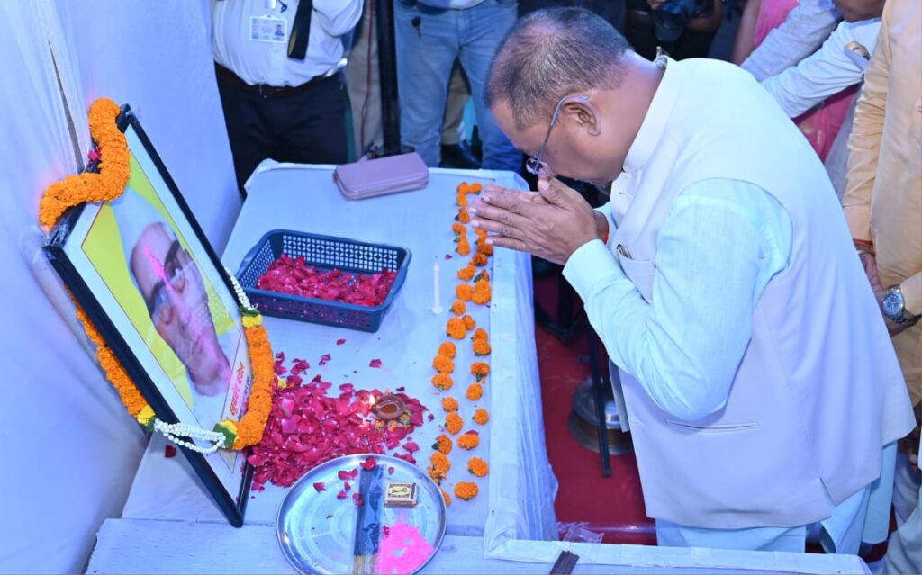 CM VISHNU DEV SAI BOWED HIS HEAD IN FRONT OF PHOTO