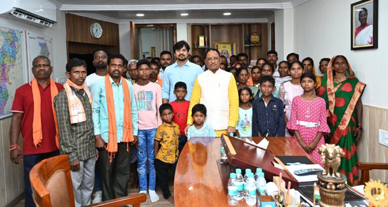 CGRaipur: Villagers of Kunkuri Assembly paid courtesy visit to CM