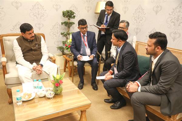 CM Dr. Yadav Engages in One-on-One Discussions with Industry Leaders at RIC