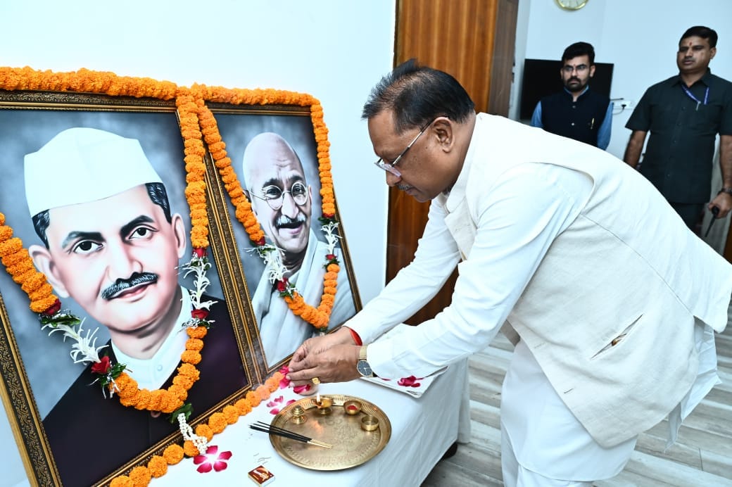 Chief Minister Pays Tribute to Father of the Nation Mahatma Gandhi and Former Prime Minister Late Shri Lal Bahadur Shastri on Their Birth Anniversaries