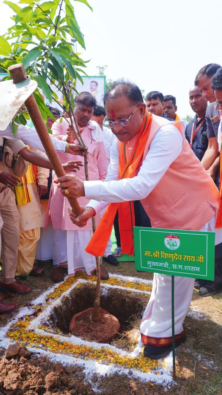 Chief Minister plants Kesar Mango sapling in Dantewada as part of ‘Ek Ped Maa Ke Naam Abhiyan’