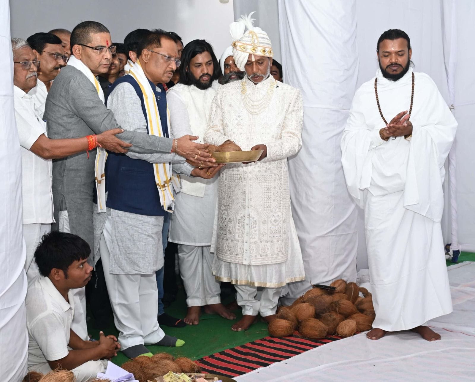 Chief Minister Shri Vishnu Deo Sai paid obeisance at the Guru Gaddi Asan in Bhandarpuri Dham and wished for the prosperity Chhattisgarh.