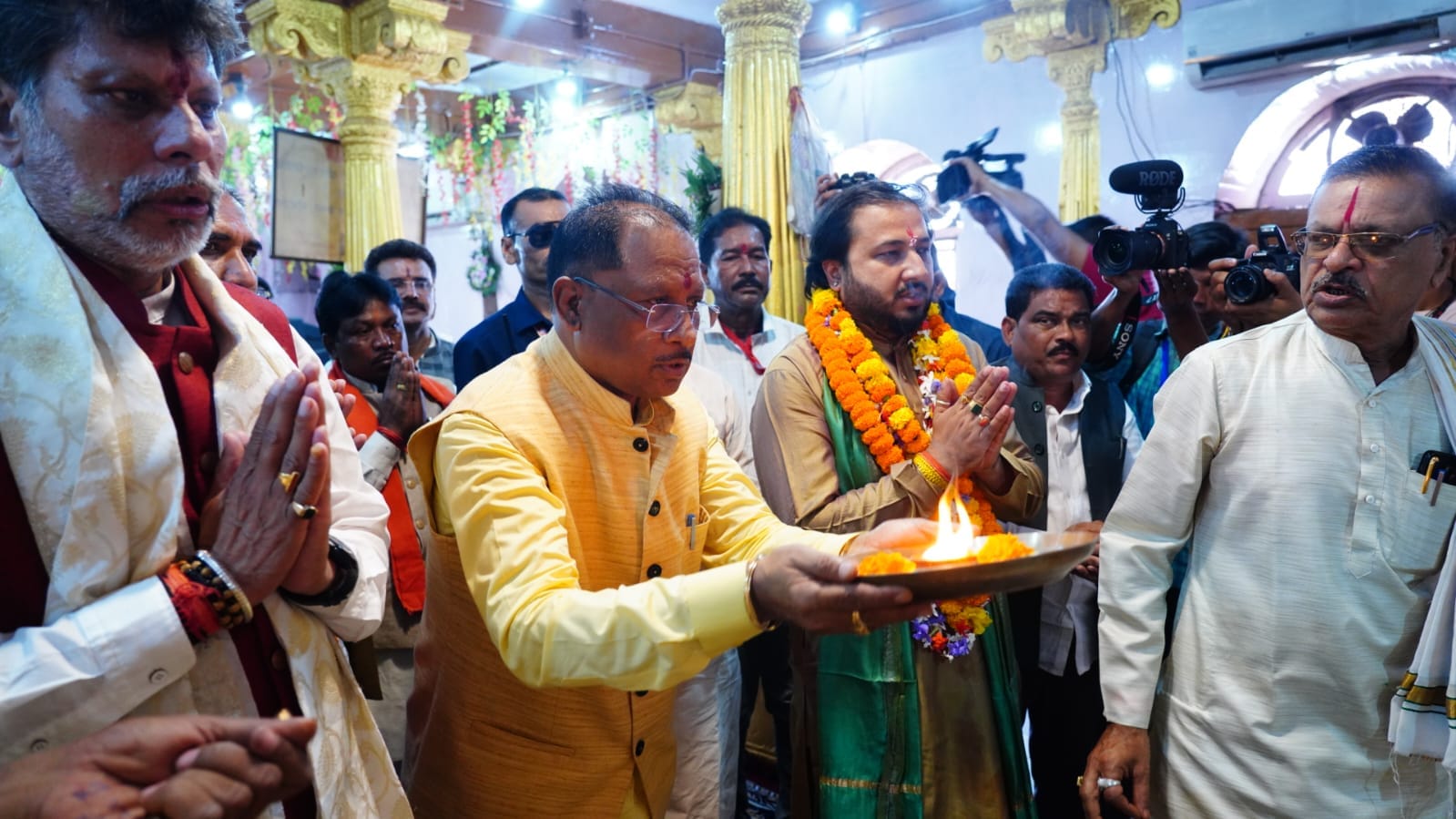 Chief Minister Shri Vishnu Deo Sai Offers Prayers to Ma Danteshwari, Seeks Blessings of Prosperity for the People of the State