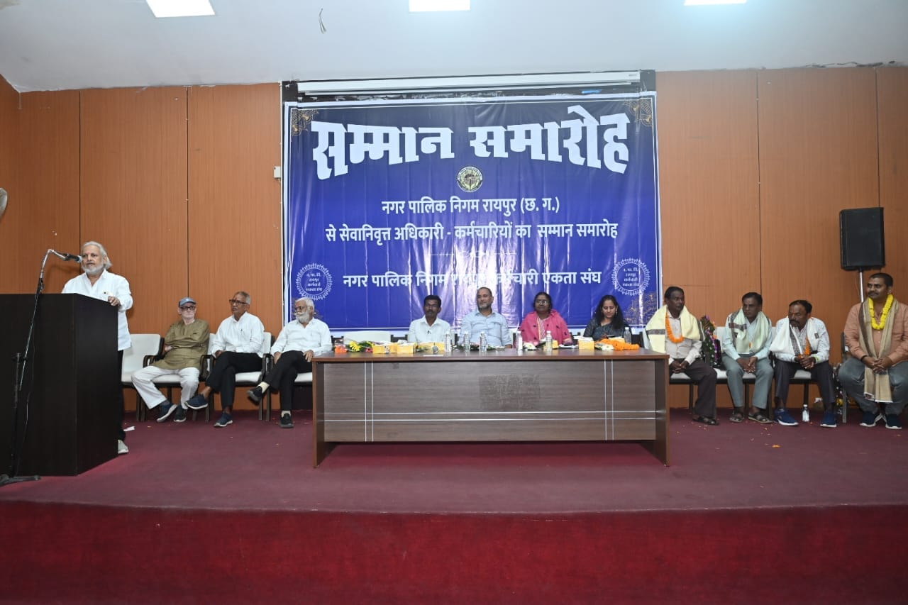 Retired Executive Engineer Mr. K.K. Sharma, employees Mr. Tularam Sahu, Kanshinath Sharma, Ram krishna Verma were honored on their retirement by Nagar Nigam Employees Unity Association