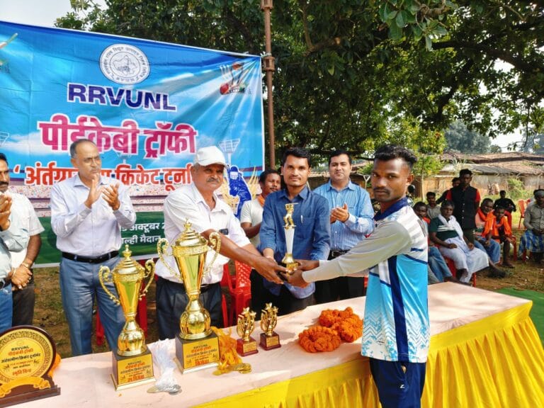 A large number of villagers arrived to encourage their favorite team