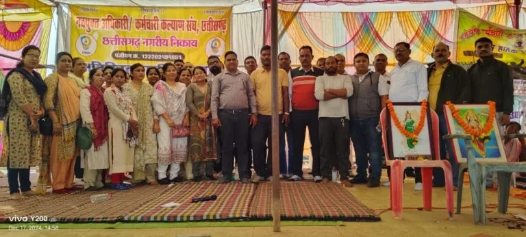 Regular, placement and Swachhta Didi employees of 184 urban bodies of the state are protesting peacefully for their legitimate demands at the Dharna Sthal in Naya Raipur under the banner of “Adhikari Karamchari Ekta Sangh”.
