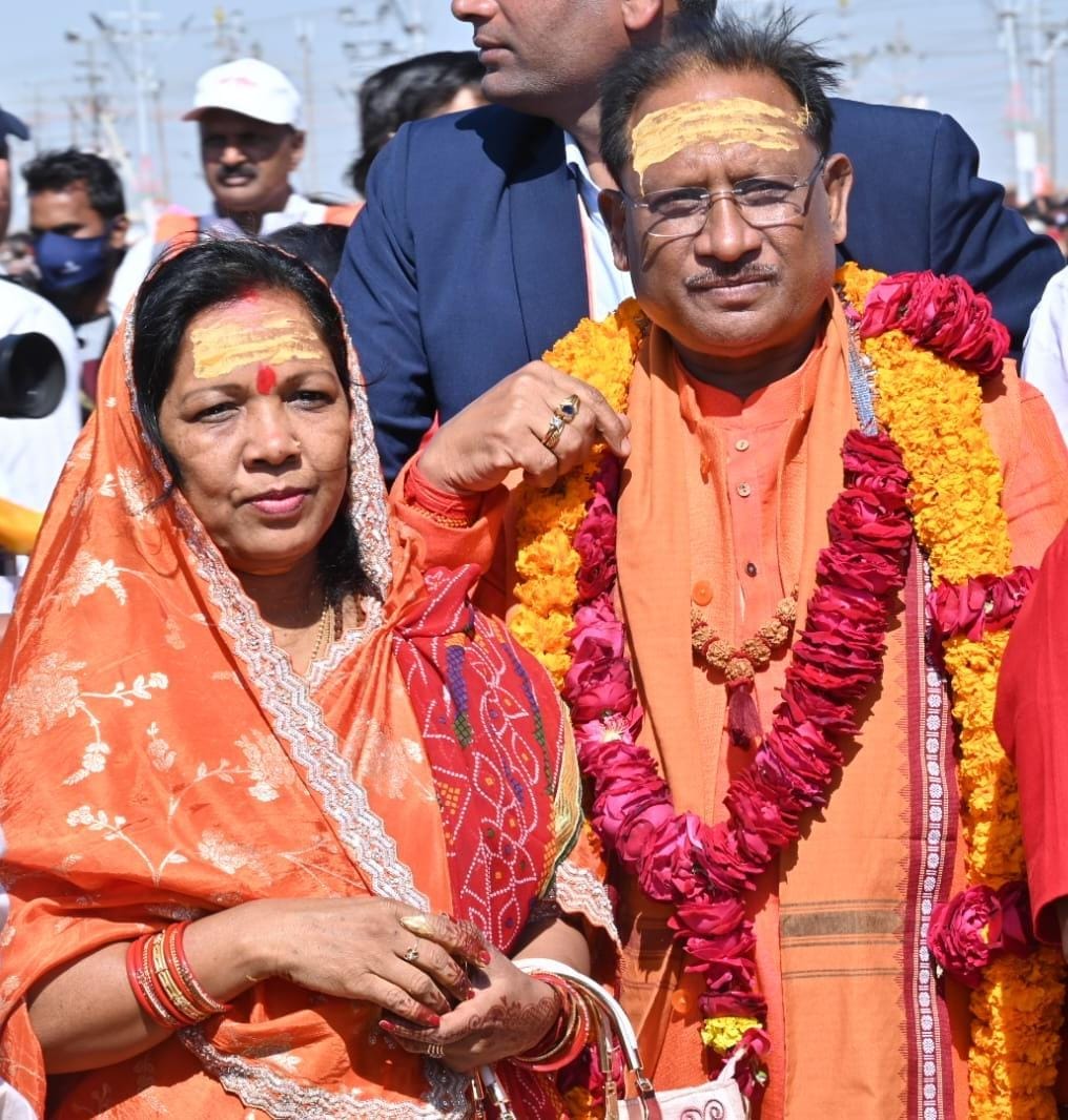 Chief Minister Vishnu Deo Sai Takes a Holy Dip at Triveni Sangam, Prays for the Prosperity of Chhattisgarh