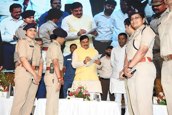 Chief Minister Dr. Yadav signes the sankalp patra of ‘Nashe se Duri hai Zaruri’ campaign