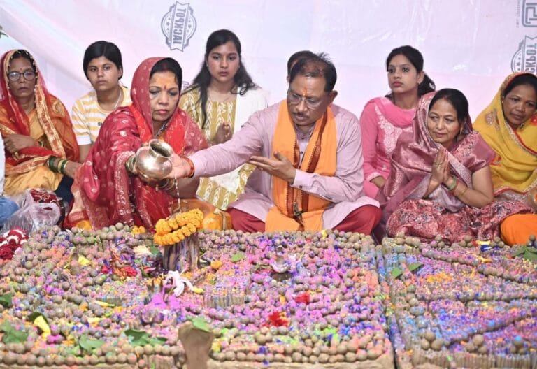 CM Vishnu Deo Sai Offers Prayers at Phaleshwarnath Mahadev Temple, Wishes for Prosperity and Peace in Chhattisgarh