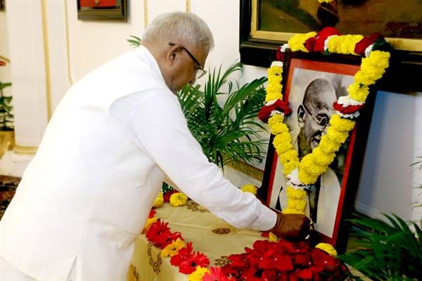 Governor Shri Patel paid floral tribute to the Father of the Nation, Mahatma Gandhi on his death anniversary.