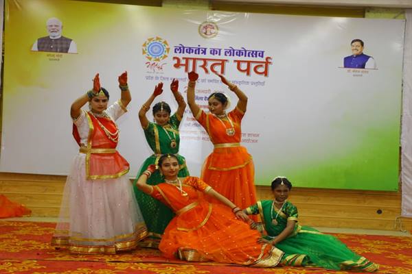 On the eve of Republic Day, “Bharat Parv” was organised at Malhar Smriti Mandir, Dewas.