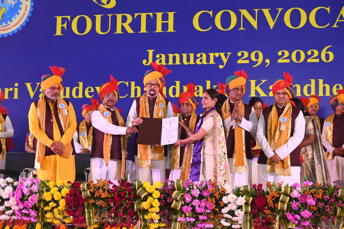The fourth convocation of Dau Shri Vasudev Chandrakar Kamdhenu University, Durg was held.