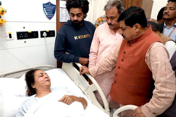 Chief Minister Dr. Yadav met Ms. Chauhan regarding her health condition