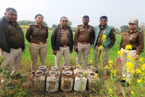 Action taken against illegal liquor manufacturing, sale and transportation. Hand-made liquor and mahua lahan worth more than Rs 84 thousand seized. 6 cases registered under the Excise Act.