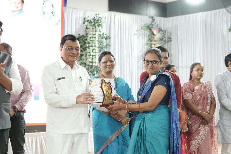 District level Mahatari Vandan conference was organised under the chief patronage of Cabinet Minister Shri Lakhan Lal.