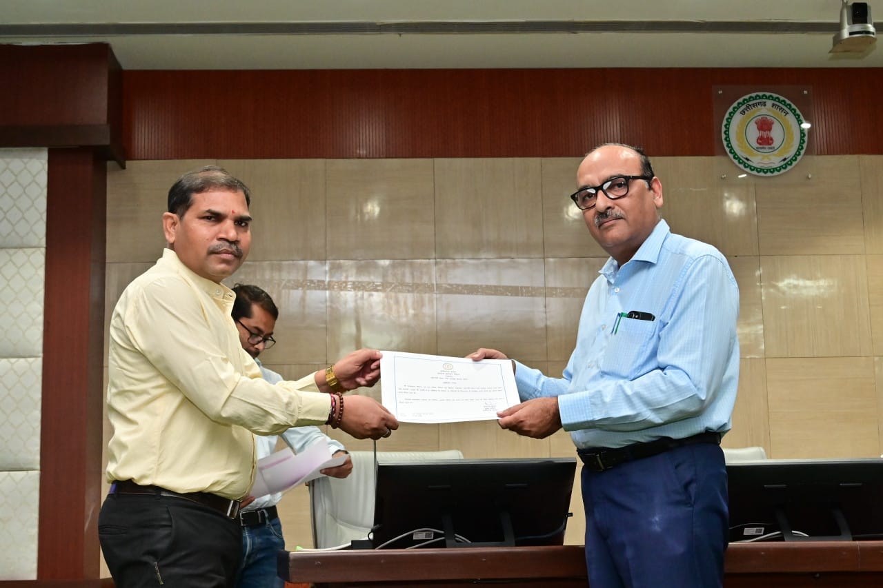 The Chief Secretary honored the officers and employees who performed well in timely work and attendance in e-office.