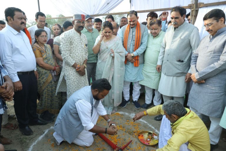 Groundbreaking ceremony of a new 100-bed hospital in Sarona, Dharsiwa, will significantly expand healthcare facilities.