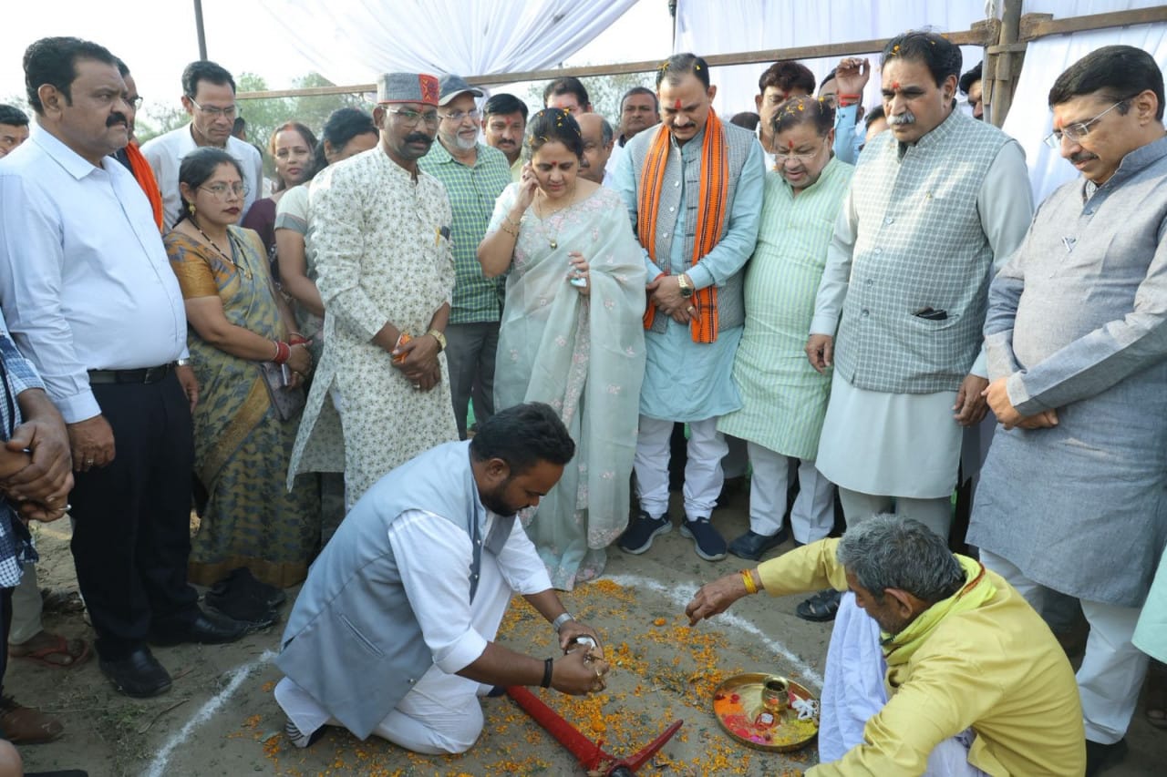 Groundbreaking ceremony of a new 100-bed hospital in Sarona, Dharsiwa, will significantly expand healthcare facilities.