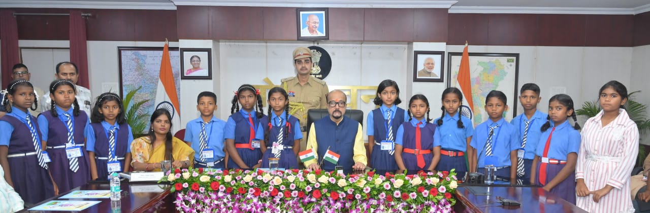 Talented children from remote forest areas of Dhamtari had a cordial meeting with Governor Shri Deka.