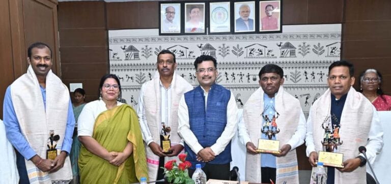  Goa Minister Dr. Ramesh Tawadkar saw a glimpse of Chhattisgarh’s tribal pride.