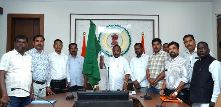  Minister Shri Netam virtually flagged off 9 new ambulances for Balrampur district.