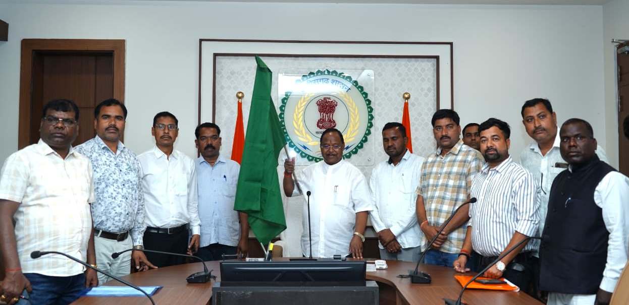  Minister Shri Netam virtually flagged off 9 new ambulances for Balrampur district.