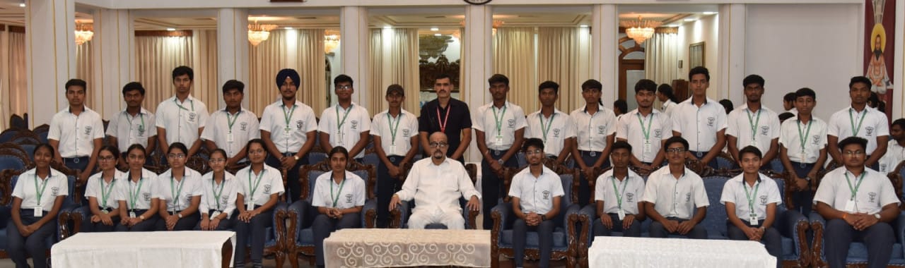  Students from Dhamtari visited Lok Bhavan and had a cordial meeting with the Governor.