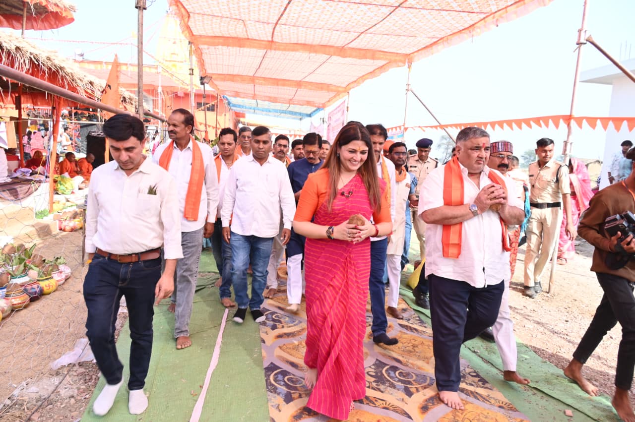 Tourism and Culture Minister Shri Rajesh Agrawal participated in the Pran-Pratishtha ceremony organized at Janaki Van Dham Shivalaya in Kawardha.