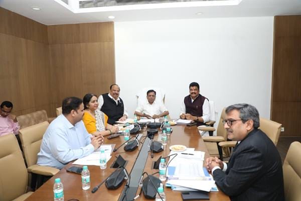 Ensure availability of commercial cylinders at district and tehsil level also.