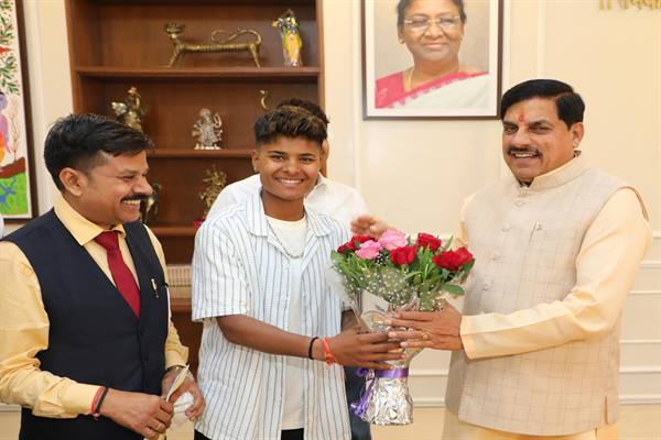 Cricketer Kranti Gaur paid a courtesy call on Chief Minister Dr. Yadav