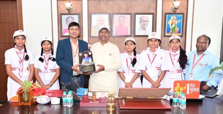 Children honored Forest Minister Shri Kedar Kashyap on World Red Cross Day