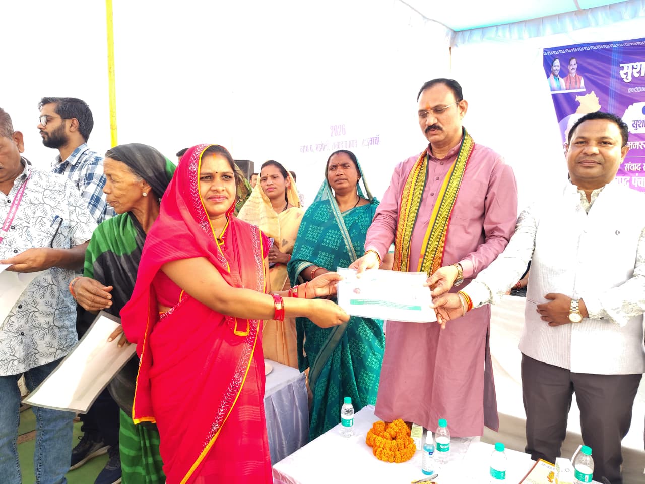Savita receives Ayushman card on the spot at Majhauli camp, villagers’ problems resolved promptly