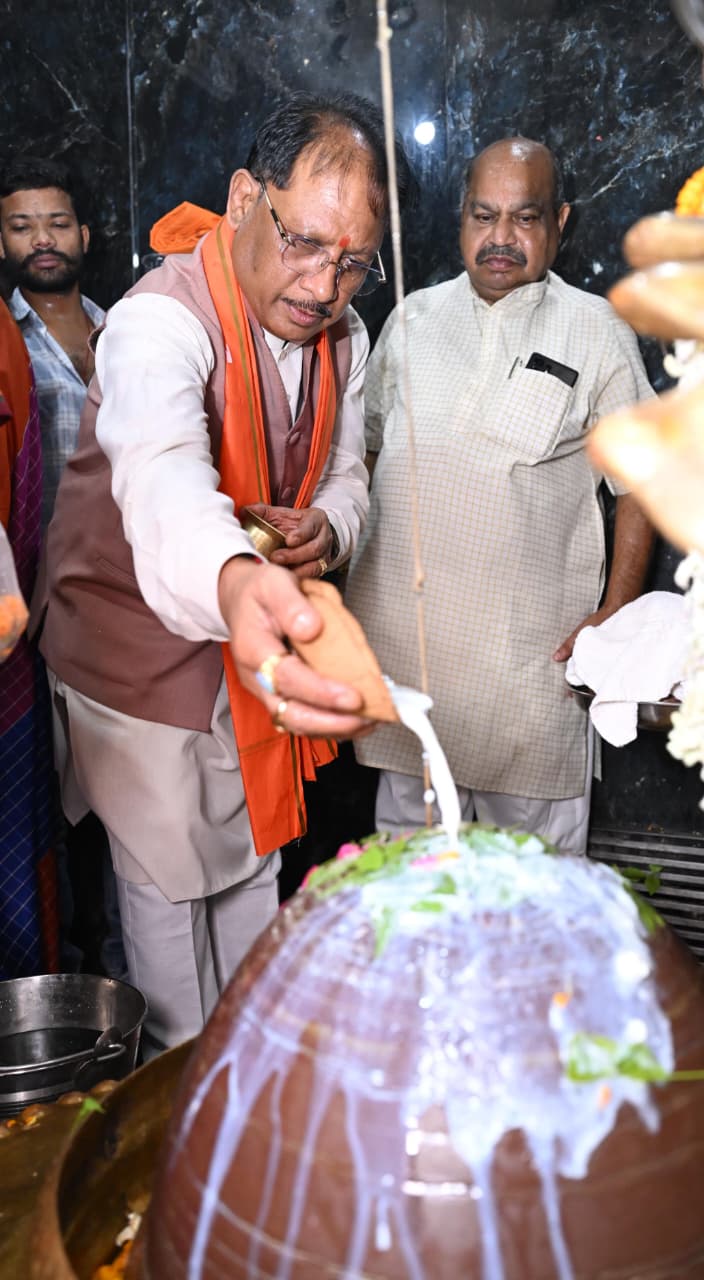 ‘The Chief Minister prayed at Hatkeshwar Mahadev Temple and wished for happiness and prosperity for the people of the state.’