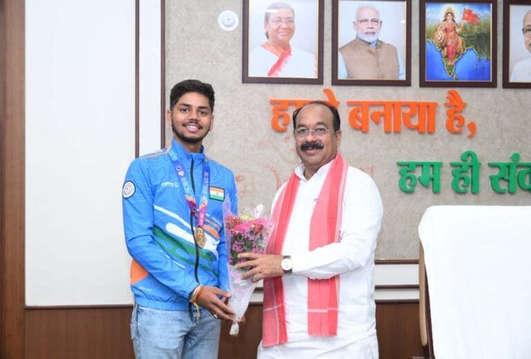 Chhattisgarh’s international shooter Divyanshu met Deputy Chief Minister Shri Arun Saw.