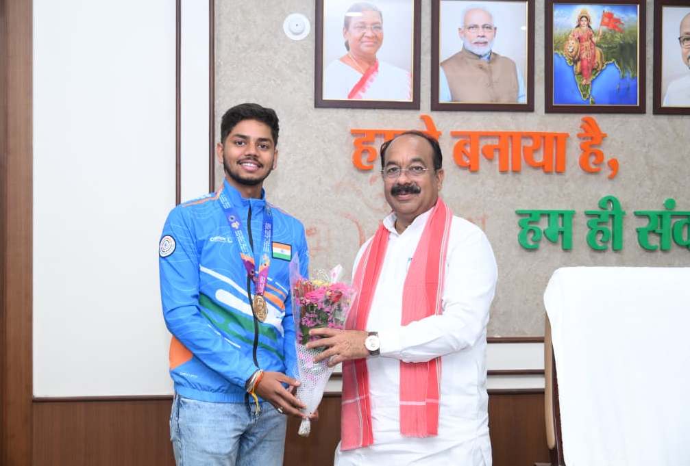 Chhattisgarh’s international shooter Divyanshu met Deputy Chief Minister Shri Arun Saw.