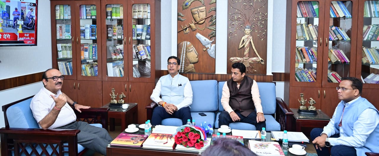 Secretary, Land Resources Department, Government of India, paid a courtesy call on the Chief Secretary