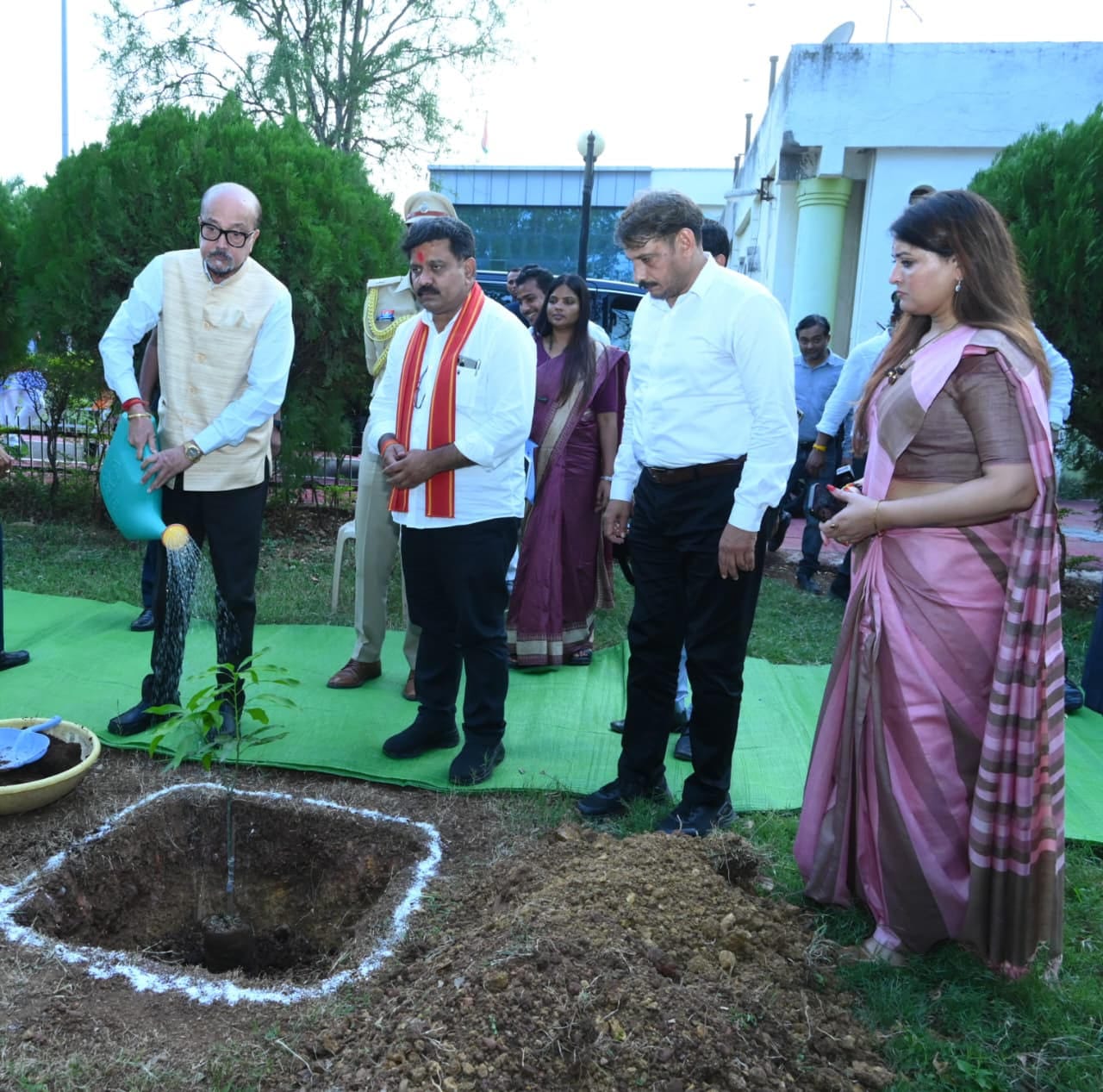 Governor Shri Ramen Deka planted a tree, planted a mango sapling in the Collectorate premises, gave the message of environmental protection.