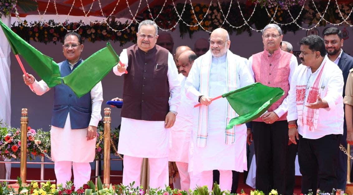  Technical strengthening of security system in Chhattisgarh: Union Home and Cooperation Minister Amit Shah flagged off ‘state-of-the-art Dial 112’ and forensic mobile van.