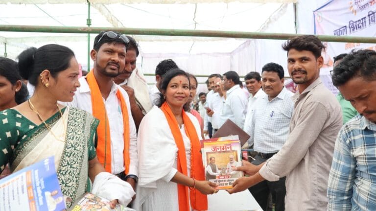 ‘A huge crowd gathered at the Samadhan Camp in Kutru – even in the scorching heat, the villagers showed great enthusiasm for government schemes’