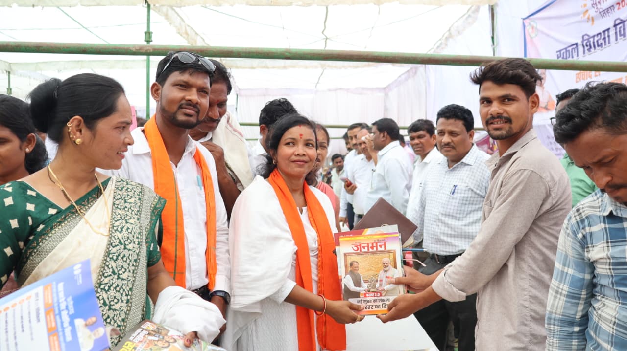 ‘A huge crowd gathered at the Samadhan Camp in Kutru – even in the scorching heat, the villagers showed great enthusiasm for government schemes’
