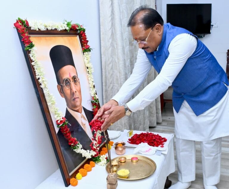 Chief Minister pays tribute to Swatantryaveer Vinayak Damodar Savarkar on his birth anniversary