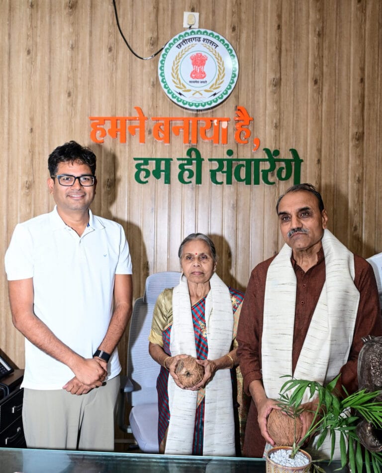 Finance Minister OP Choudhary extended warm felicitation to Padmashree Dr. Godbole couple who have awakened the spirit of medicine in Bastar.