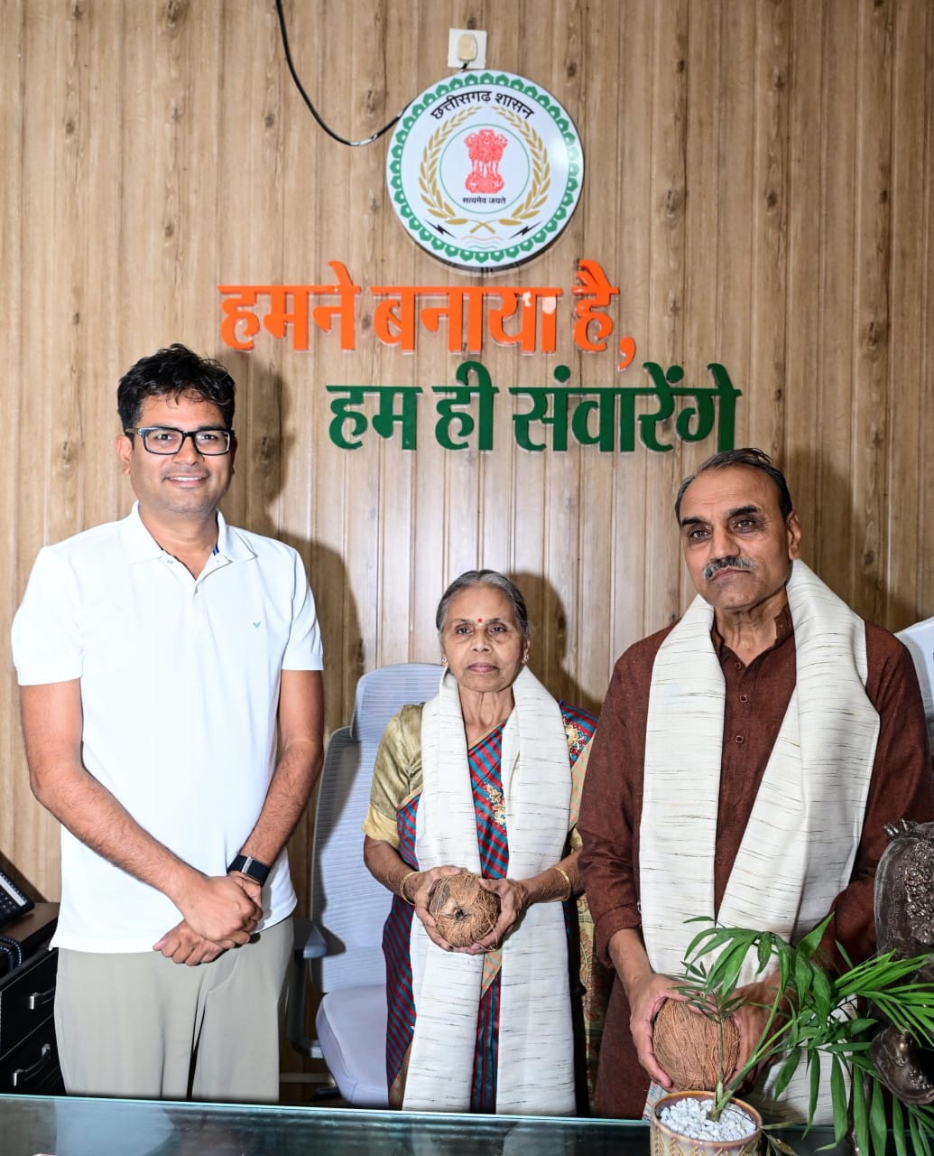 Finance Minister OP Choudhary extended warm felicitation to Padmashree Dr. Godbole couple who have awakened the spirit of medicine in Bastar.