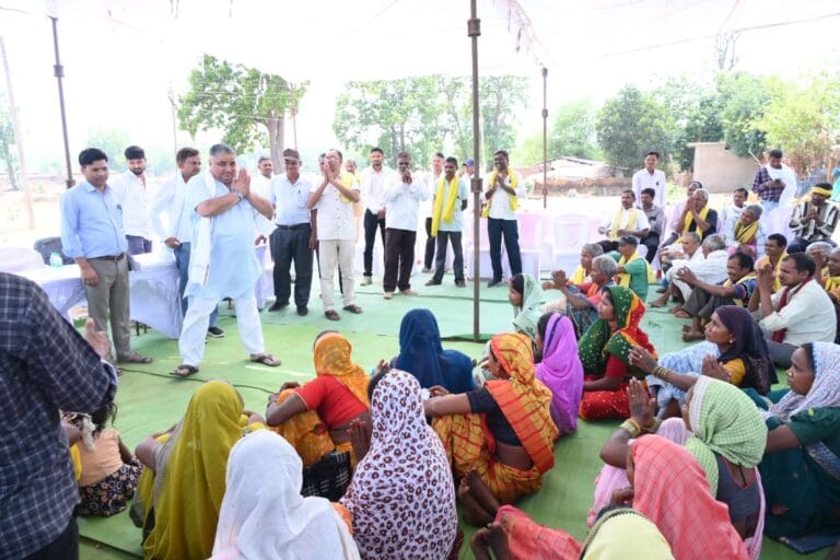 Minister Shri Rajesh Agrawal listened to the problems of the villagers in the public hearing.