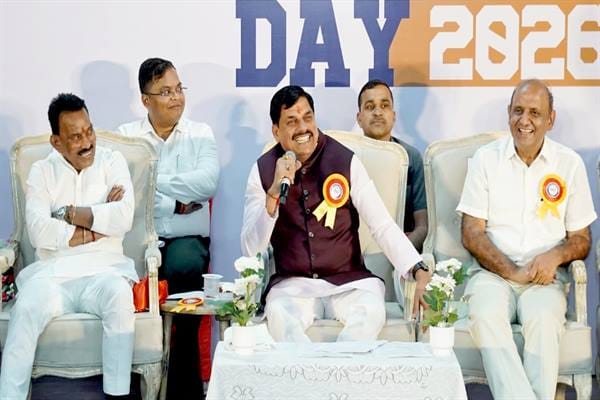Chief Minister Dr. Yadav distributed placement certificates to students in Mhow