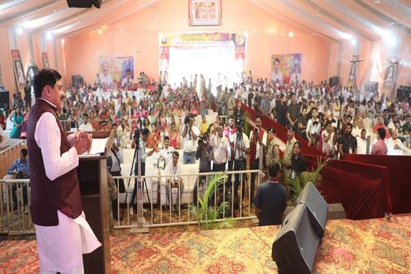 Chief Minister Dr. Yadav participated in the grand Pratishtha Mahotsav organized in the holy presence of Jain Muni Acharya Shri.