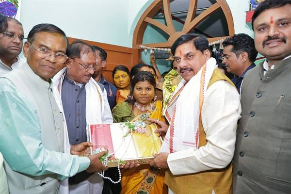 Chief Minister Dr. Yadav blessed Jyoti Kulaste for a happy married life.