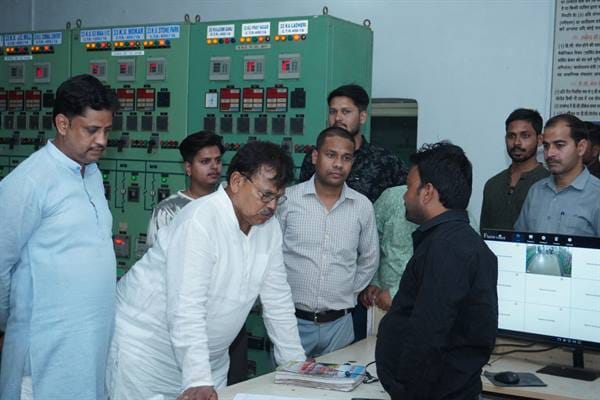 Energy Minister Shri Tomar conducted surprise inspection of Civil Hospital Hazira, Birla Nagar and other power stations at night.