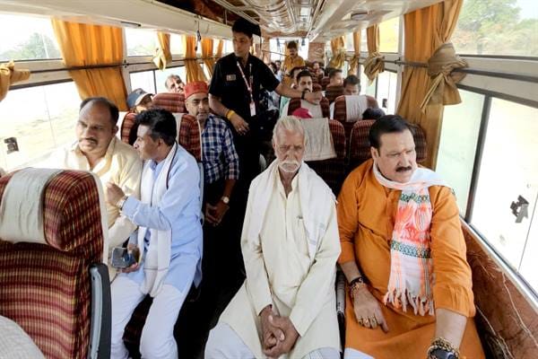 Minister Shri Tetwal reaches his work area by traveling by public bus